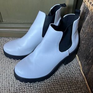Soda White bootie
Like NEW